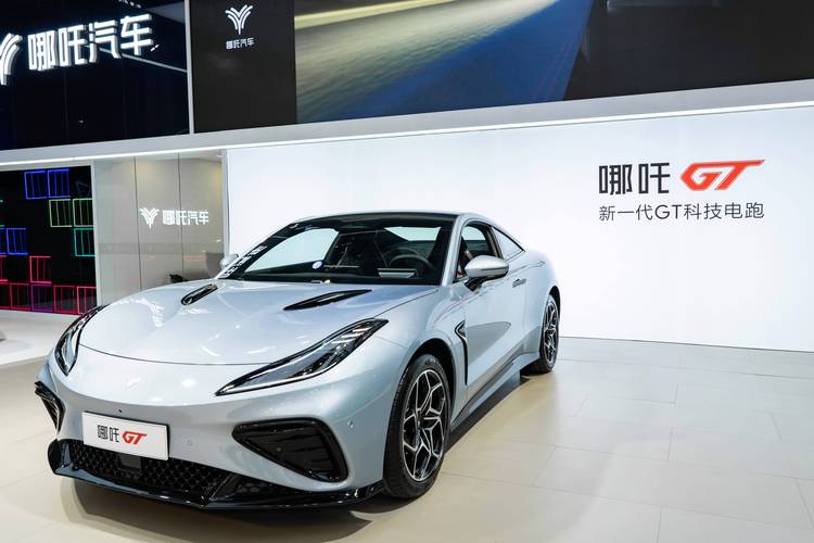 东莞160哪吒汽车在智能汽车领域的表现，领途汽车在新能源汽车市场中的影响力